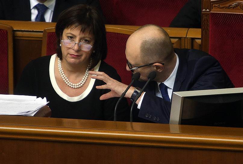 Премьер-министр Украины Арсений Яценюк и министр финансов Украины Наталия Яресько хотят поставить долги перед Россией в общую очередь