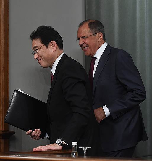 На переговорах в Москве Сергей Лавров и его японский коллега Фумио Кисида предпочли не делать акцент на разногласиях по территориальному вопросу, договорившись возобновить диалог на высоком уровне