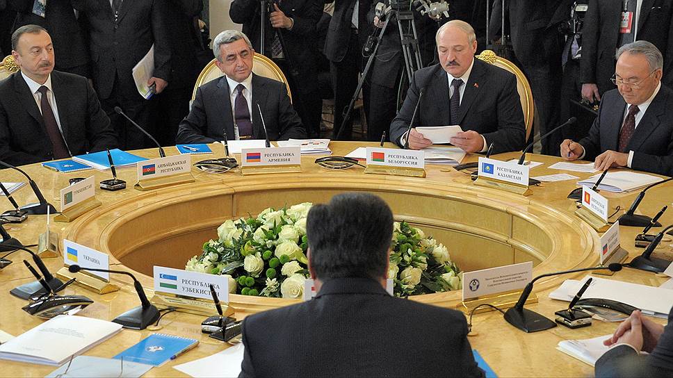В Казахстане считают (президент Нурсултан Назарбаев на фото справа), что Содружество могло бы гораздо эффективнее влиять на кризисы типа карабахского, поскольку те же главы Азербайджана и Армении Ильхам Алиев (слева) и Серж Саргсян (второй слева) нигде не бывают так близки, как на саммитах СНГ
