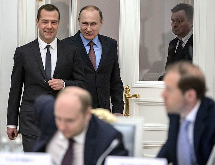 Председатель правительства России Дмитрий Медведев (слева) и президент России Владимир Путин 