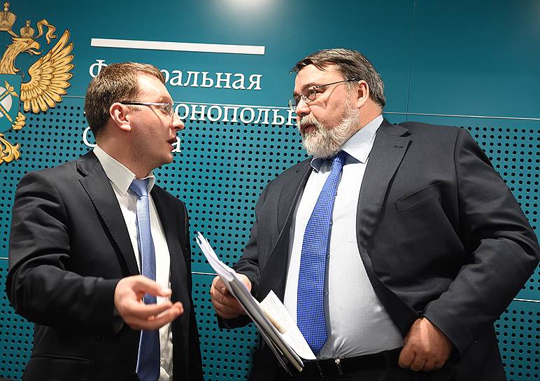 Замглавы ФАС Сергей Пузыревский (слева) и руководитель ФАС России Игорь Артемьев