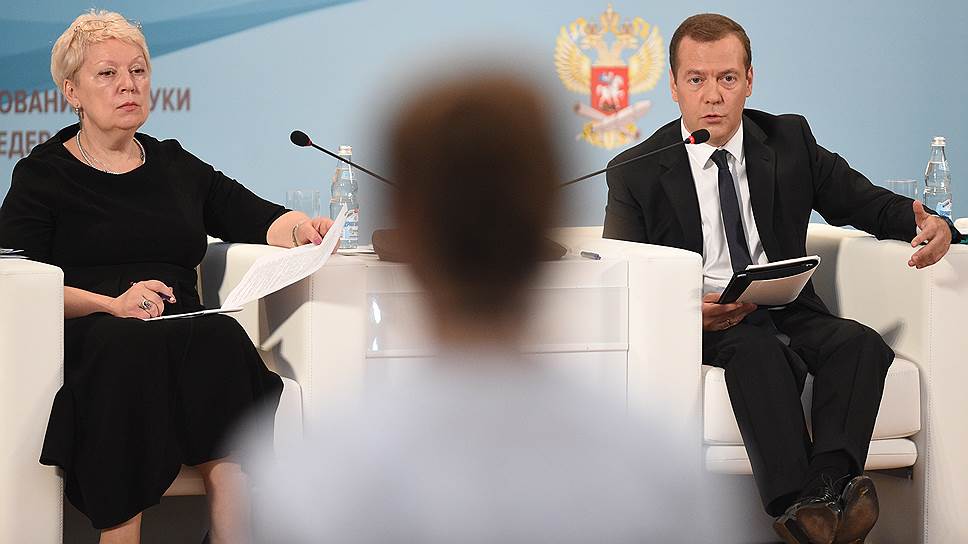Как Дмитрий Медведев пообещал российским учителям позаботиться о престиже их профессии