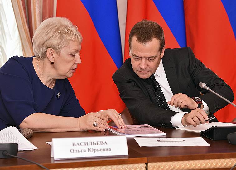 Министр образования и науки России Ольга Васильева и председатель правительства России Дмитрий Медведев 
