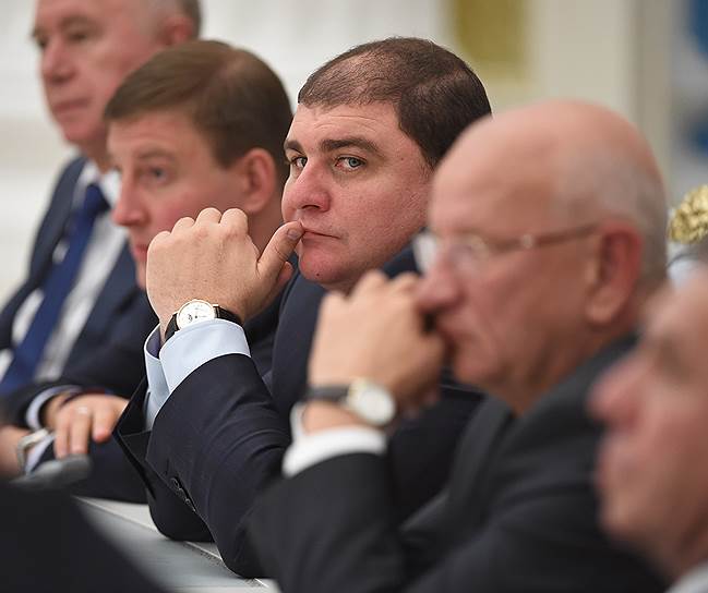 Избранный от КПРФ губернатор Вадим Потомский (в центре) остался в стороне от кампании