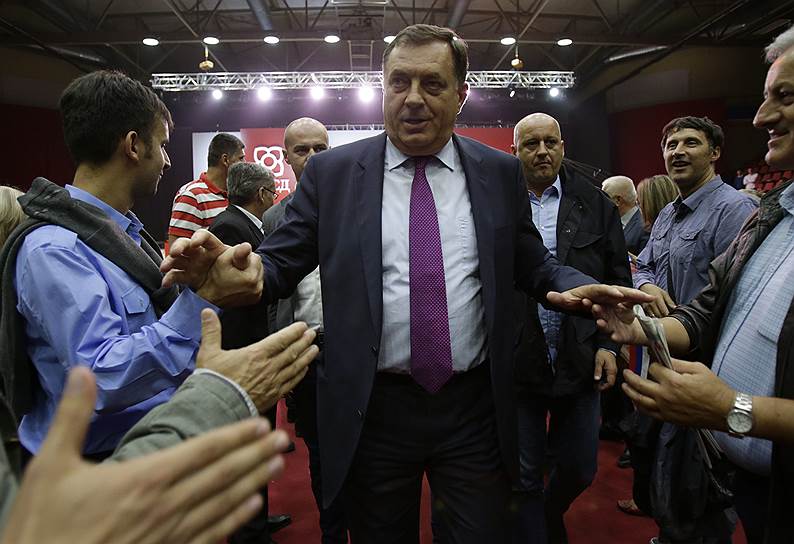 Главными триумфаторами боснийских выборов стали националисты — в том числе соратники президента Республики Сербской Милорада Додика (в центре)