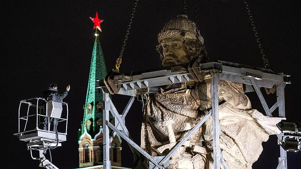 Как в Москве установили памятник князю Владимиру
