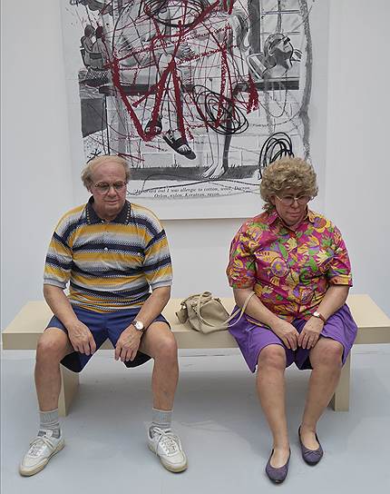 Гиперреалистическая скульптура американца Дуэйна Хансона (1926-1996) &quot;Пара на скамейке&quot; выставлена в международной Galerie Gagosian