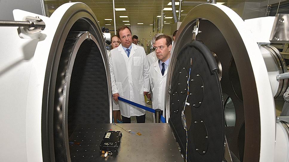Как Дмитрий Медведев ознакомился с продукцией компании «Гонец» и провел совещание по космосу