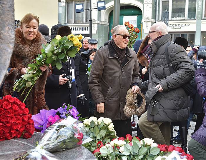 Открытие памятника Майе Плисецкой в сквере ее имени на улице Большая Дмитровка. Композитор Родион Щедрин (в центре)
