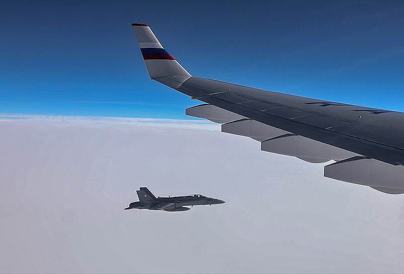 Военные самолеты Швейцарии приблизились к борту с летевшей в Перу делегацией России