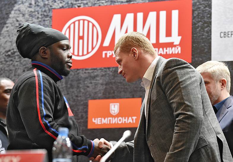 Канадский боксер Бермейн Стиверн (слева) и российский боксер Александр Поветкин 