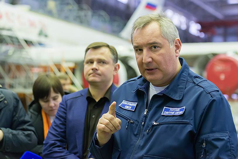 Вице-премьер Дмитрий Рогозин (справа)