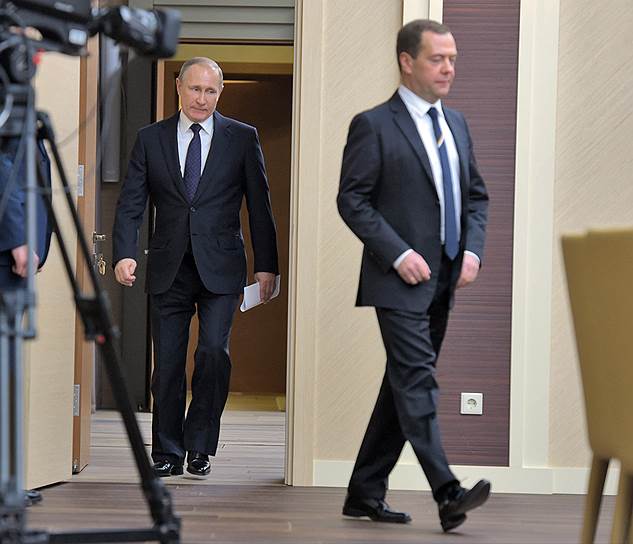 Президент России Владимир Путин (слева) и премьер-министр России Дмитрий Медведев