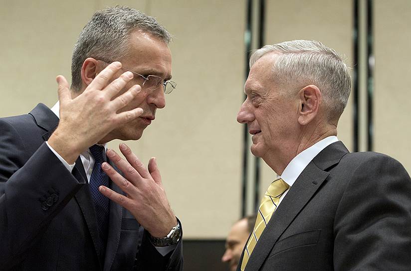 Генсек НАТО Йенс Столтенберг (слева) и глава Пентагона Джеймс Мэттис сошлись во взглядах на внешнюю политику Москвы