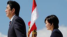 Премьера Японии Синдзо Абэ вызвали в школу