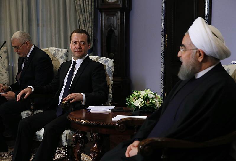 Глава правительства РФ Дмитрий Медведев пообещал президенту Ирана Хасану Роухани открыть новую страницу в российско-иранском сотрудничестве