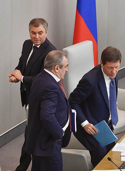 По поручению Вячеслава Володина (слева) единороссы ищут место для встреч депутатов с избирателями