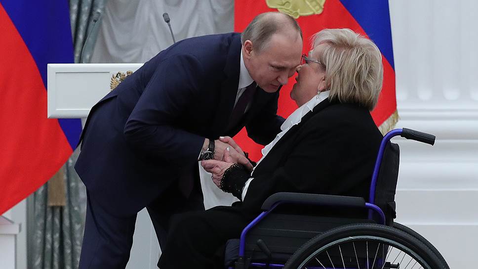 Кого Владимир Путин наградил звездами Героя труда