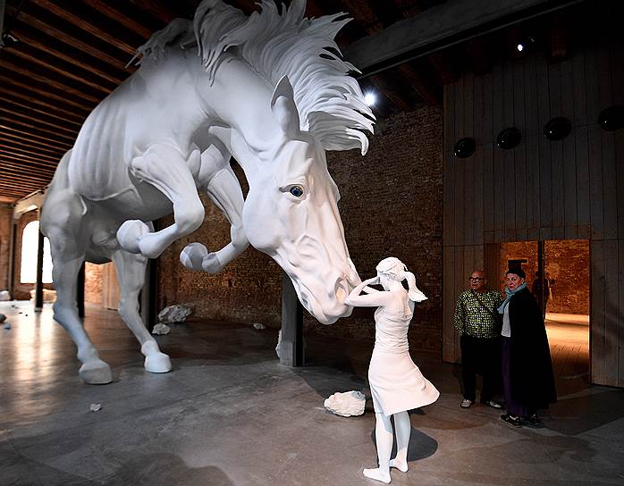 Выставленное в Арсенале живое искусство — например, работа аргентинки Клаудии Фонтес «Проблема лошади» — часто кажется странным сновидением