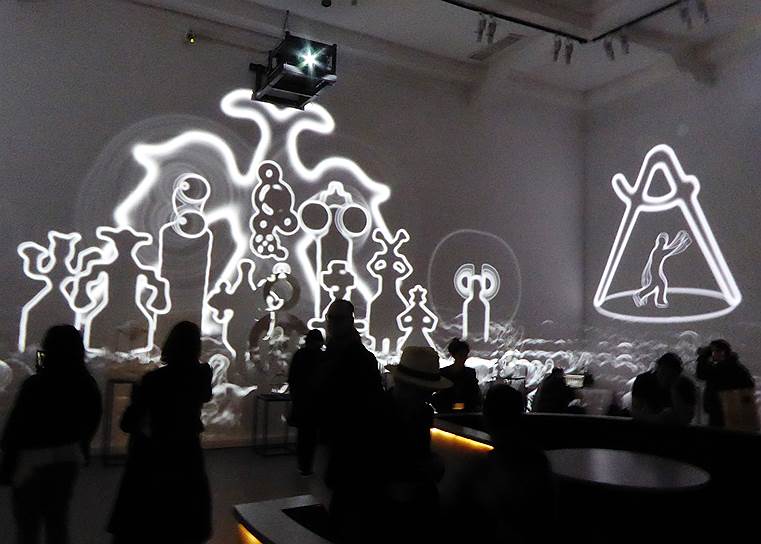 Над видеопроекциями, которыми украшена инсталляция Гриши Брускина, царит абрис геральдического орла