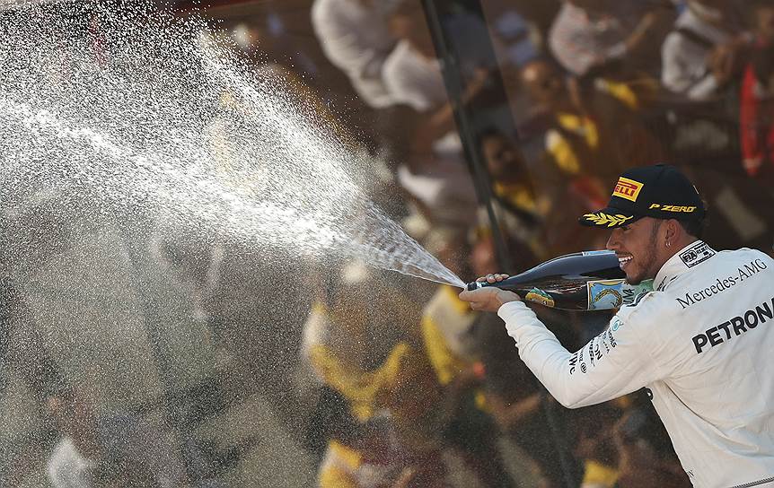 Благодаря победе в Барселоне Льюис Хэмилтон (на фото) сократил отставание от лидера чемпионата мира Себастьяна Феттеля до шести очков