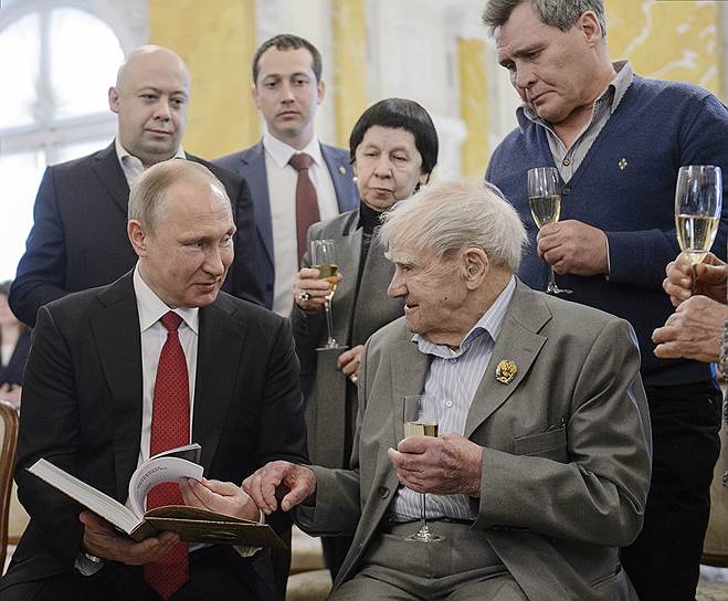 Писатель Даниил Гранин (второй справа), президент России Владимир Путин (второй слева), режиссер Алексей Герман-младший (слева) и  сценарист Светлана Кармалита (в центре)