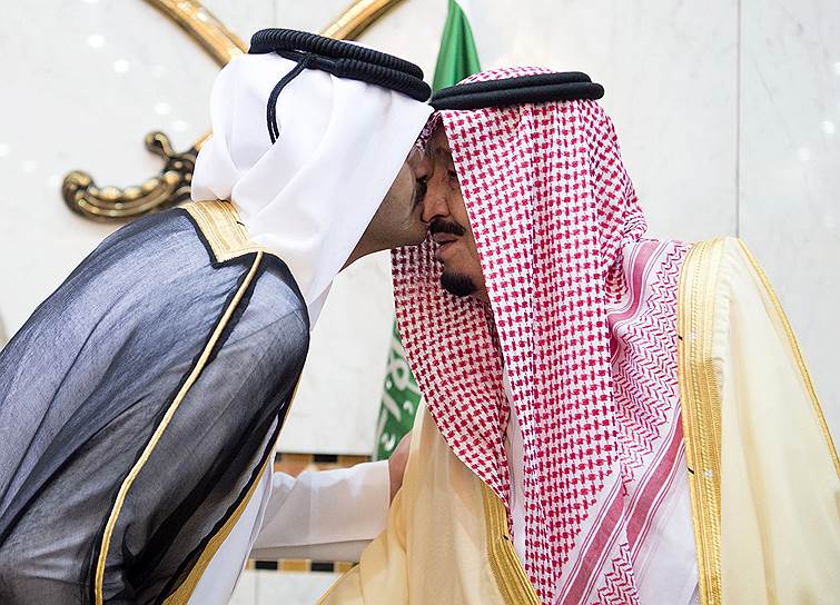 Поцелуи саудовского короля Сальмана (справа) с эмиром Катара Тамимом бен Хамадом Аль Тани оказались не до конца искренними