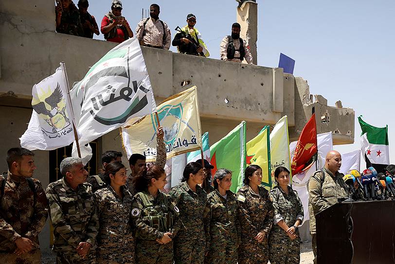 Спустя несколько часов, после того как представитель «Сил демократической Сирии» Талал Сило (справа) объявил масштабное наступление на Ракку, курдские отряды вошли в один из восточных кварталов города
