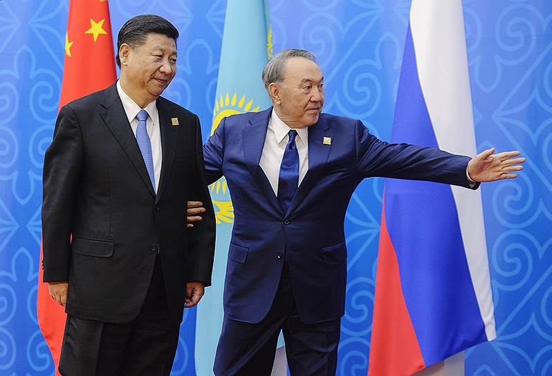Председатель КНР Си Цзиньпин (слева) и президент Казахстана Нурсултан Назарбаев