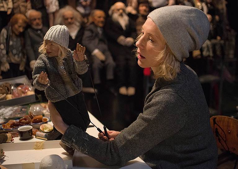 В видеоинсталляции Юлиана Розефельдта Кейт Бланшетт наглядно показывает класс актерского мастерства