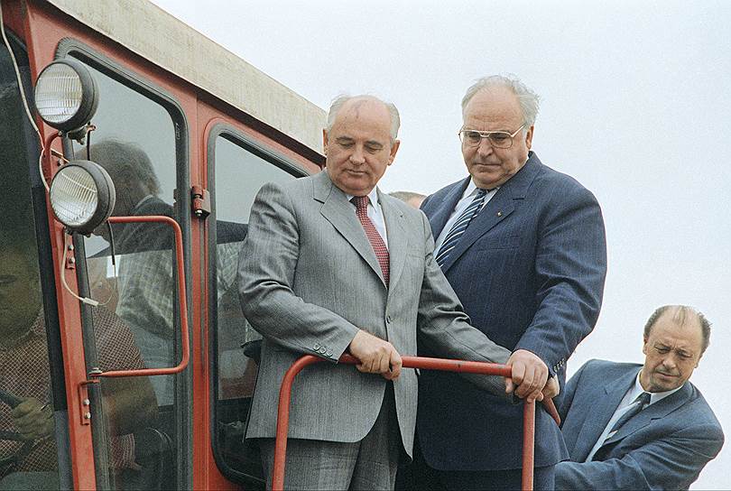 Гельмут Коль поддерживал тесные контакты со всеми российскими лидерами (на фото — с президентом СССР Михаилом Горбачевым)