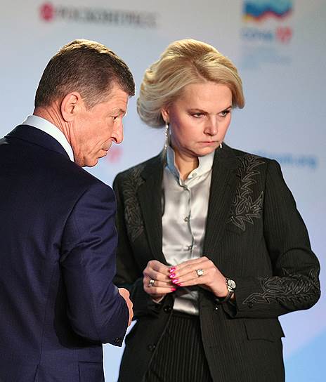 Глава Счетной палаты Татьяна Голикова (справа) сообщила вице-премьеру Дмитрию Козаку о неэффективной реализации ФЦП по развитию Крыма и Севастополя до 2020 года