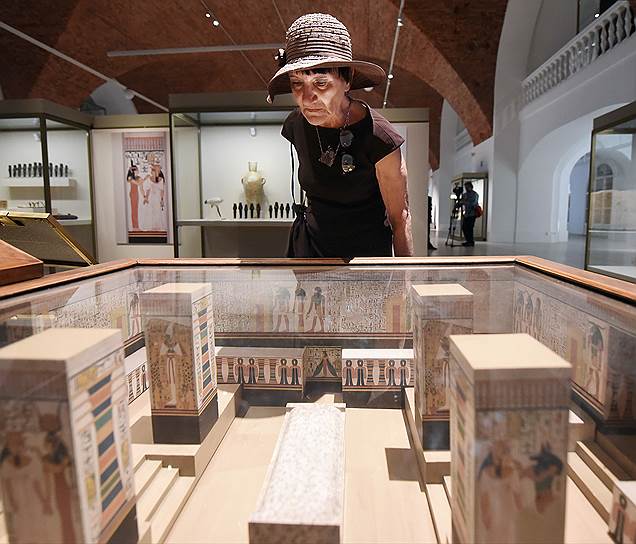 Выставка позволяет заглянуть если не во внутренний мир жены Рамсеса II, то хотя бы в ее посмертное жилище