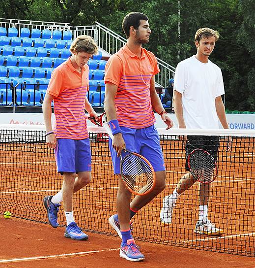 Карен Хачанов (в центре), Даниил Медведев (справа) и Андрей Рублев реально претендуют на то, чтобы сыграть на первом молодежном итоговом турнире ATP