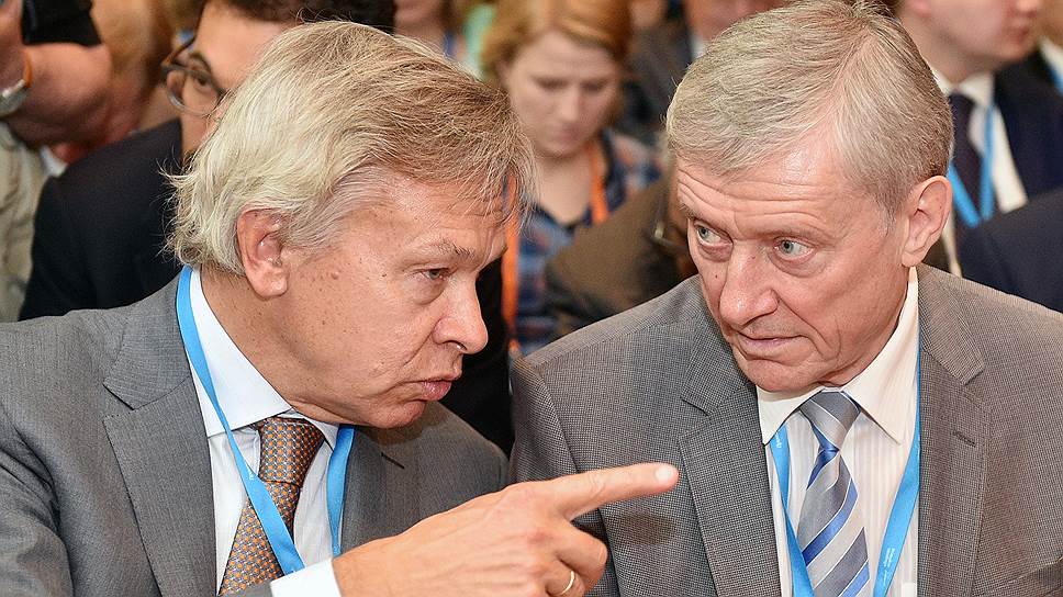 Член комитета Совета федерации по обороне и безопасности Алексей Пушков (слева) и бывший генеральный секретарь ОДКБ Николай Бордюжа  