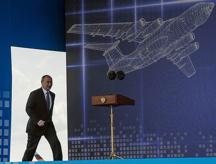 Владимир Путин взлетел на сцену МАКСа, едва приземлившись на аэродром в Жуковском