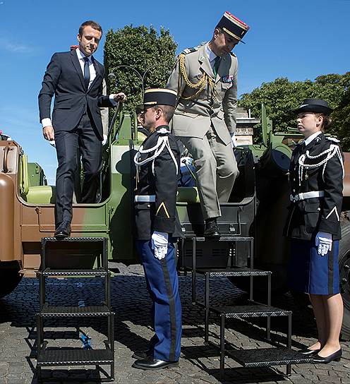 Конфликт с военными дорого стоил президенту Франции Эмманюэлю Макрону (слева)