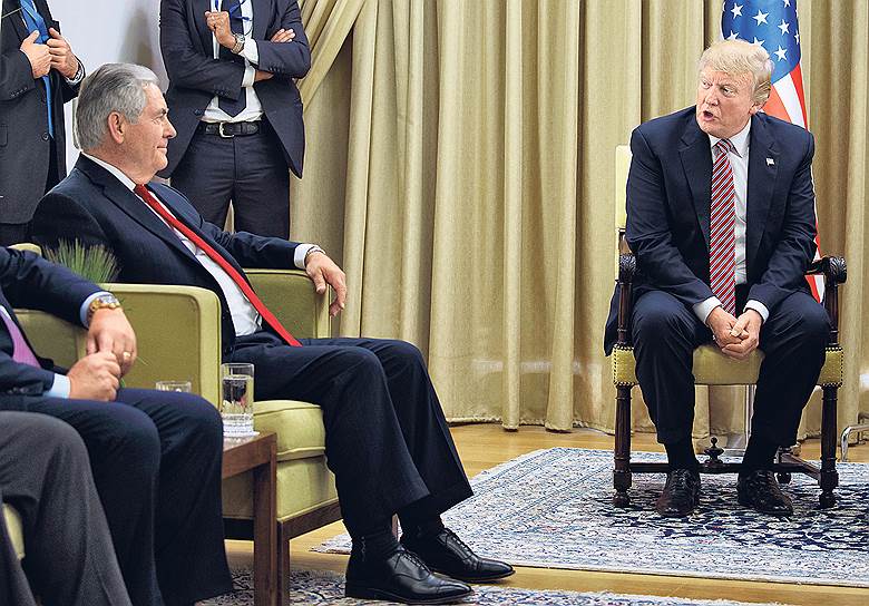 Президент США Дональд Трамп все чаще вызывает на ковер ключевых членов своей команды, в том числе госсекретаря Рекса Тиллерсона (слева)