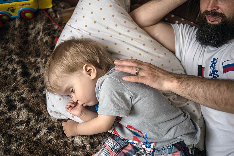 У Кирюши врожденный порок развития спинного мозга — Spina bifida. Семья Русских забрала его из дома ребенка