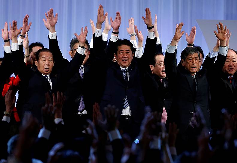 Премьер-министр Японии Синдзо Абэ (в центре)