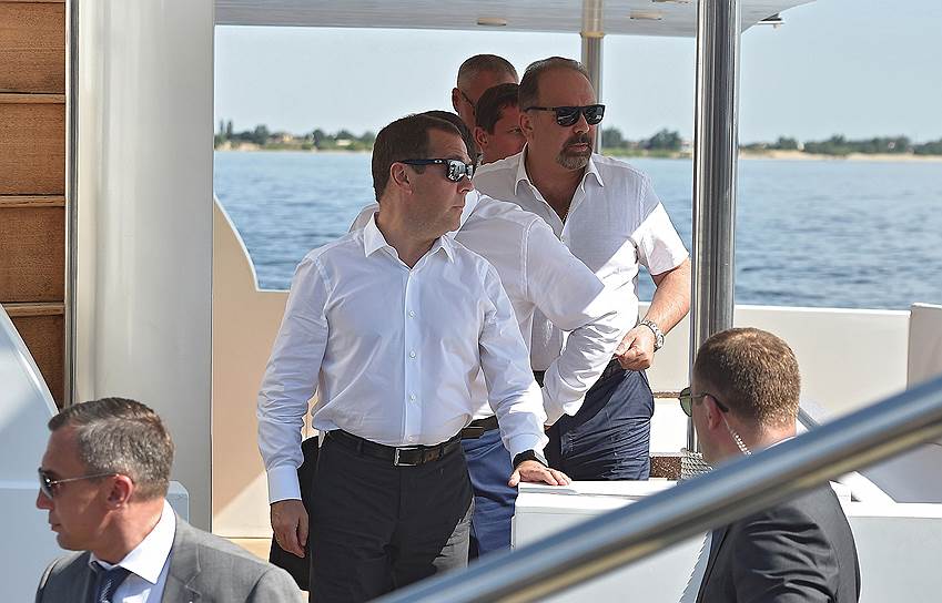 Дмитрий Медведев показал министрам реку, на берегах которой живет больше трети населения России