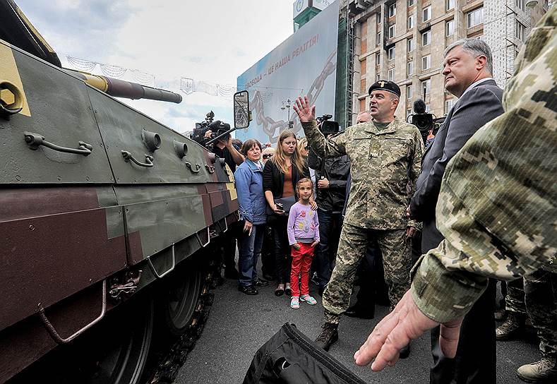 Накануне Дня независимости Украины президент Петр Порошенко проинспектировал военную технику и вооружения — прямо на улицах Киева