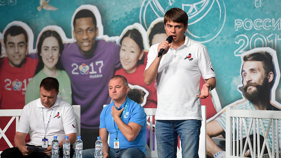 Алексей Анисимов (в центре), Сергей Боярский (справа) и Игорь Кастюкевич объяснили на «Тавриде», почему символом «Молодежки ОНФ» стал снегирь