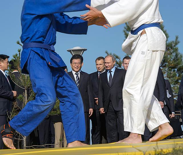  Президент России Владимир Путин (справа) и президент Республики Корея Мун Чжэ Ин