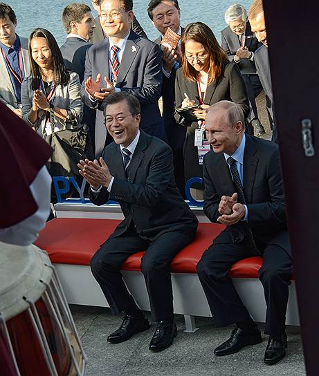 Президент России Владимир Путин (справа) и президент Республики Корея Мун Чжэ Ин