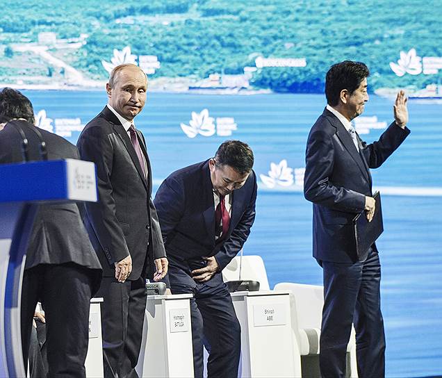 Президент России Владимир Путин, президент Монголии Халтмаагийн Баттулга и премьер-министр Японии Синдзо Абэ 