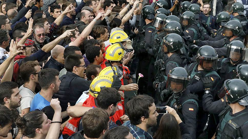 Как каталонский референдум перешел в столкновения с испанскими полицейскими