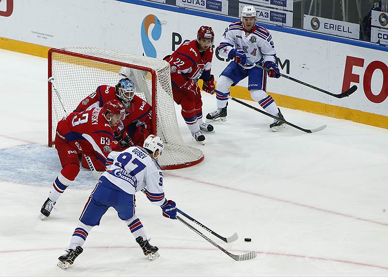 Форвард СКА Никита Гусев забросил в ворота «Локомотива» четыре шайбы и возглавил список лучших бомбардиров КХЛ