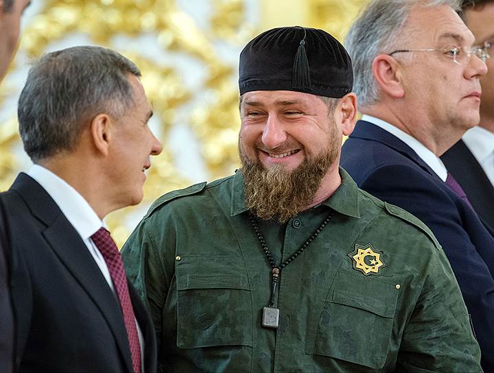 Глава Чечни Рамзан Кадыров (в центре) и президент Татарстана Рустам Минниханов (слева) радовались встрече друг с другом так, как будто встретились с королем