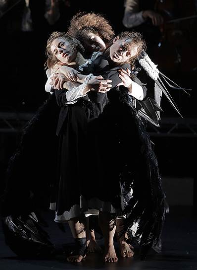 Во встрепанных привидениях ирландского «Лебединого» нелегко опознать элегантных лебедей балетного первоисточника